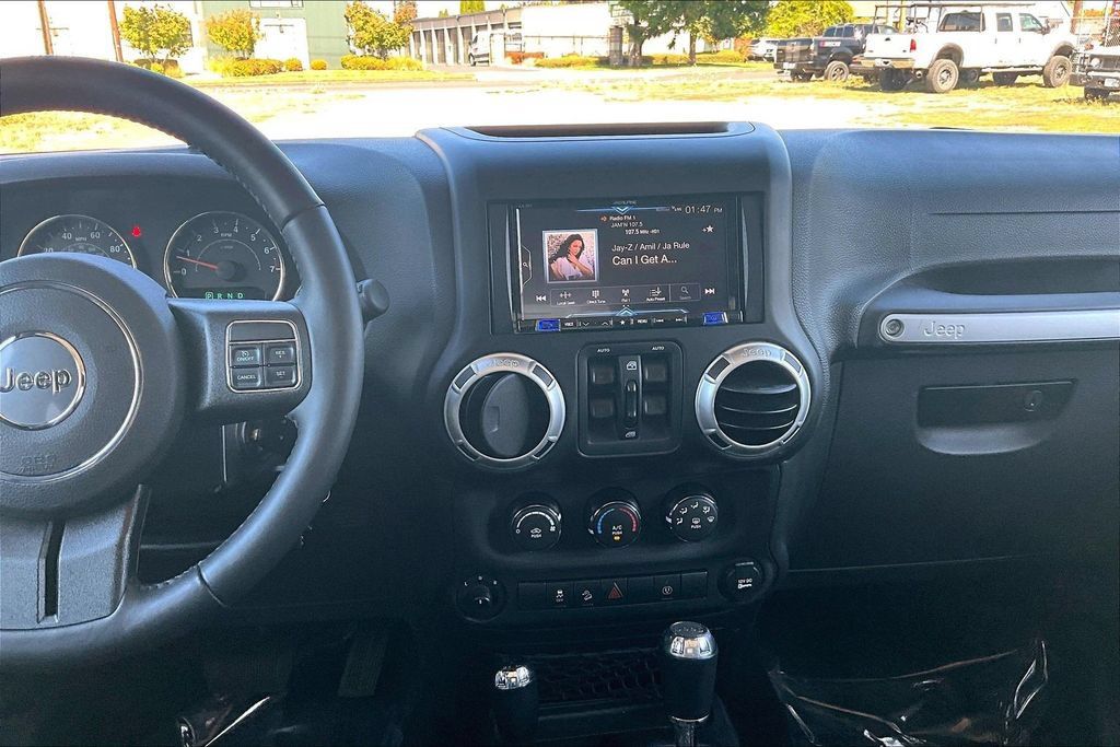 Used 2017 Jeep Wrangler Unlimited Sahara w/ Connectivity Group AWD/4WD image 8