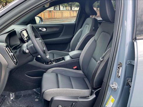 Used 2023 Volvo XC40 Recharge Core image 27