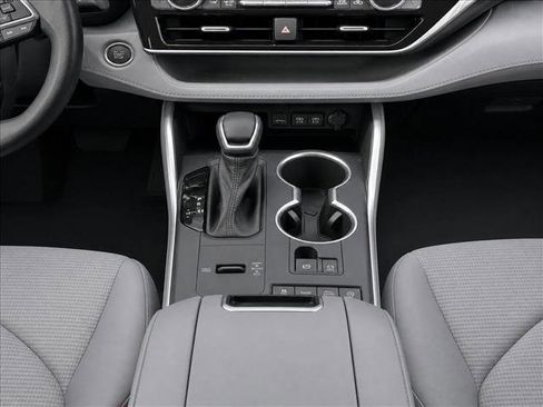Used 2021 Toyota Highlander L FWD image 19