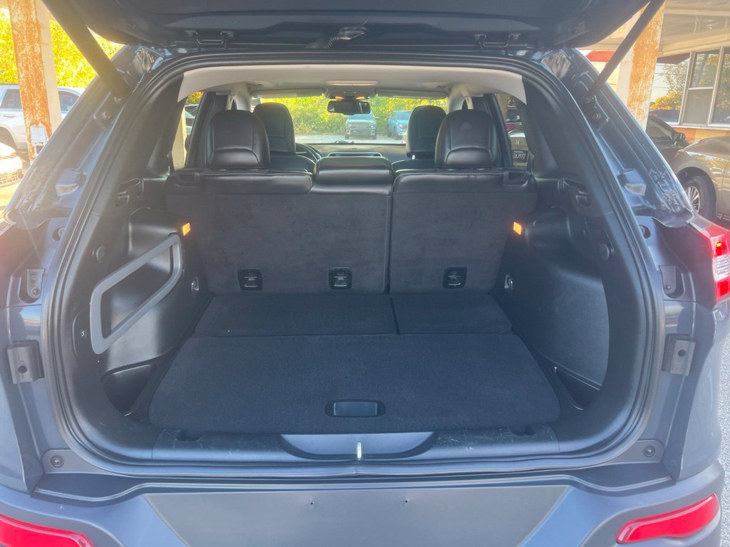 Used 2018 Jeep Cherokee Latitude Plus w/ Comfort/Convenience Group AWD/4WD image 12