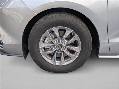 Used 2022 Toyota Sienna XLE image 10