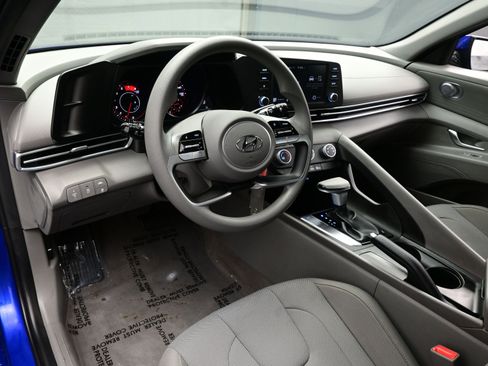 Used 2023 Hyundai Elantra SE image 12