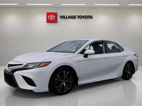 Certified 2020 Toyota Camry SE image 1