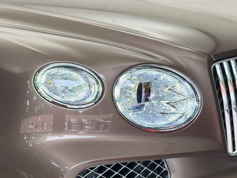 Used 2025 Bentley Bentayga image 29