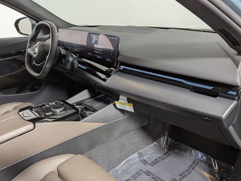 Used 2025 BMW 530i xDrive w/ Premium Package image 30