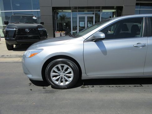 Used 2017 Toyota Camry LE FWD image 2