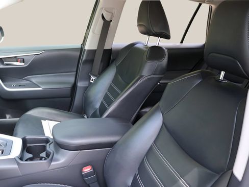 Used 2019 Toyota RAV4 XLE Premium w/ All Weather Liner Package FWD image 13