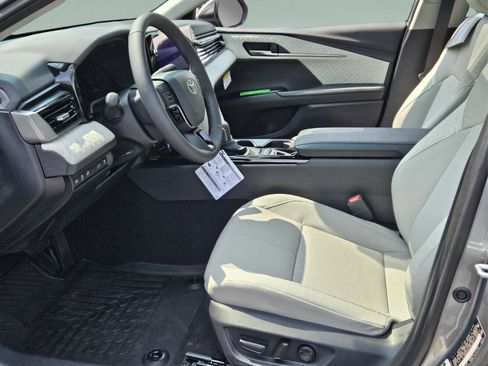 Used 2025 Toyota Camry LE image 7