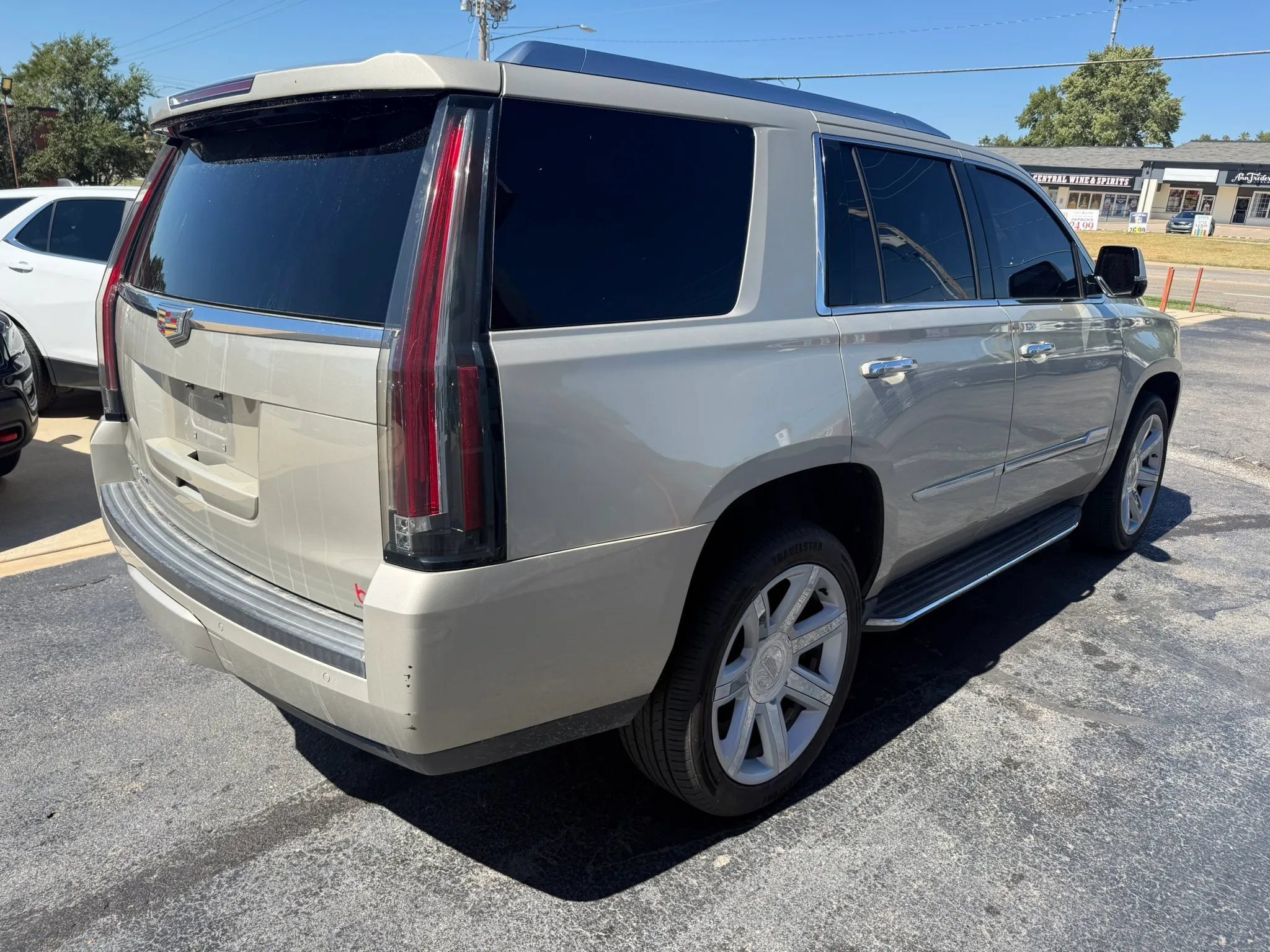 Used 2016 Cadillac Escalade Luxury AWD/4WD image 8
