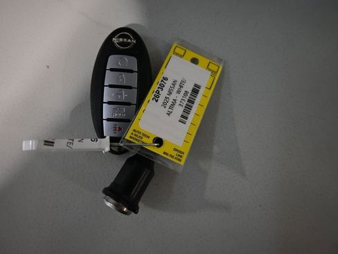 Used 2025 Nissan Altima 2.5 SV FWD image 11