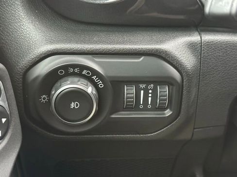 Used 2020 Jeep Wrangler Unlimited Sahara image 17