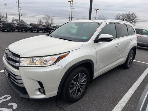 Used 2017 Toyota Highlander XLE image 1