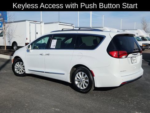 Used 2019 Chrysler Pacifica Touring-L image 5