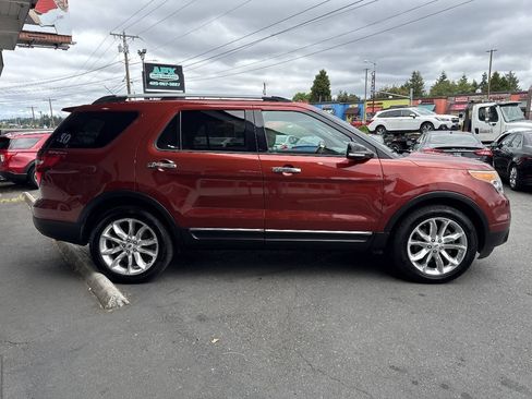 Used 2014 Ford Explorer XLT w/ Equipment Group 202A AWD/4WD image 9