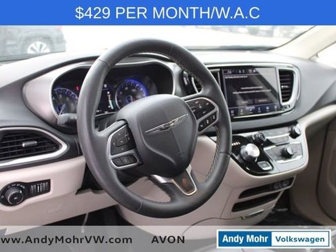 Used 2023 Chrysler Pacifica Touring-L image 16