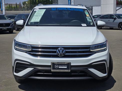 Used 2024 Volkswagen Tiguan SE w/ Panoramic Sunroof Package AWD/4WD image 2