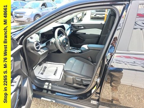 Used 2025 Chevrolet Trax LT FWD image 11