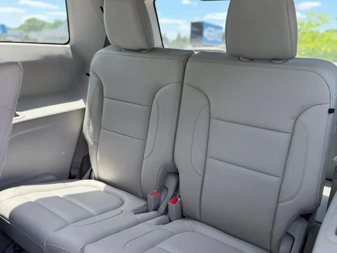 Used 2017 GMC Acadia SLT AWD/4WD image 16