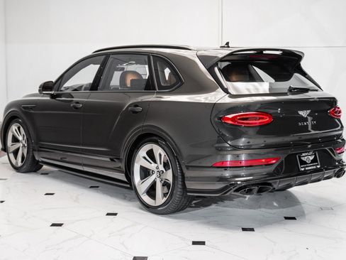 Used 2025 Bentley Bentayga image 3
