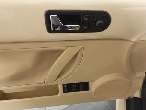 Used 2009 Volkswagen Beetle S image 7