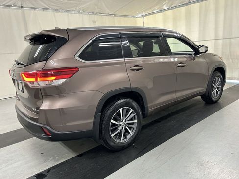 Used 2018 Toyota Highlander XLE w/ Carpet Mat Package (TMS) image 2