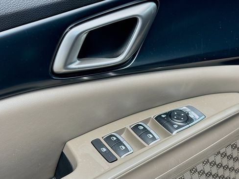 Used 2025 Kia Carnival FWD image 21
