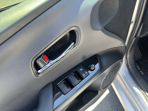 Used 2019 Toyota Prius LE FWD image 11