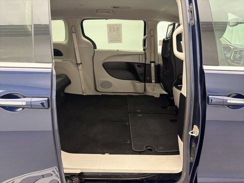 Used 2019 Chrysler Pacifica Touring-L Plus w/ Tire & Wheel Group image 48