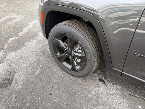 New 2025 Jeep Grand Cherokee Altitude image 24