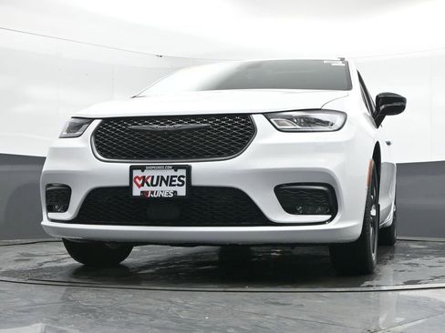 New 2026 Chrysler Pacifica Limited FWD image 40