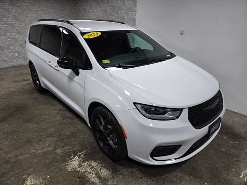 Used 2024 Chrysler Pacifica Touring-L w/ S Appearance Package AWD/4WD image 72