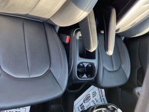 Used 2025 Chrysler Pacifica Select FWD image 10
