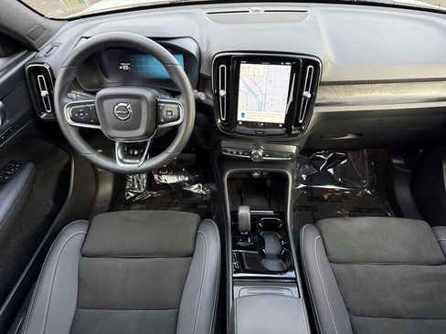 Used 2023 Volvo XC40 Recharge Plus image 19