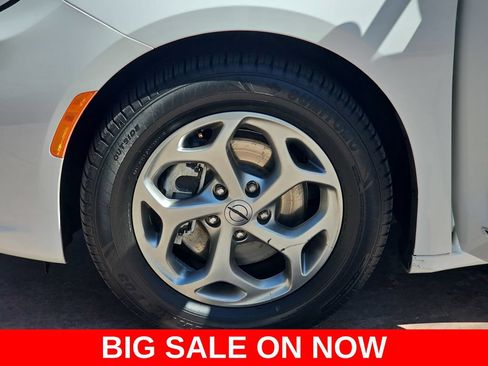 Used 2023 Chrysler Pacifica Limited FWD image 38