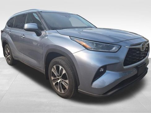 Used 2021 Toyota Highlander XLE AWD/4WD image 2