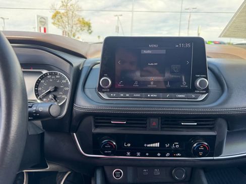 Used 2023 Nissan Rogue SV image 11