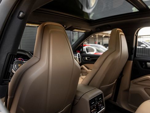 Certified 2023 Porsche Cayenne AWD/4WD image 27