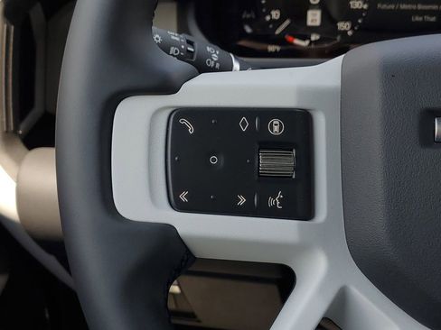 Used 2025 Land Rover Defender 130 X-Dynamic SE image 18