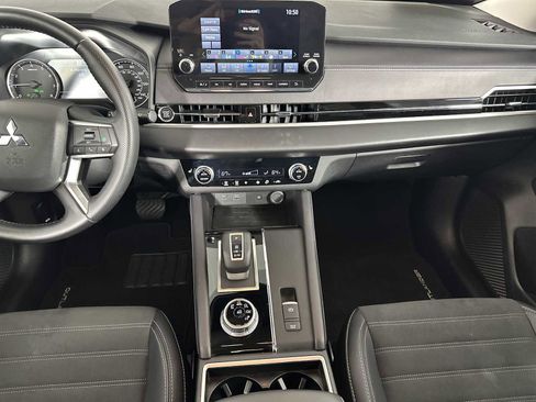 Used 2024 Mitsubishi Outlander SE image 11