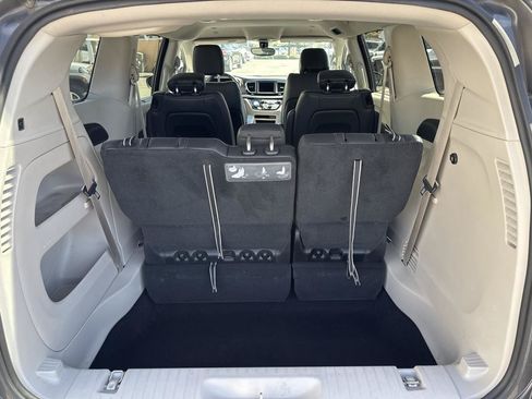 Used 2018 Chrysler Pacifica Touring-L FWD image 9