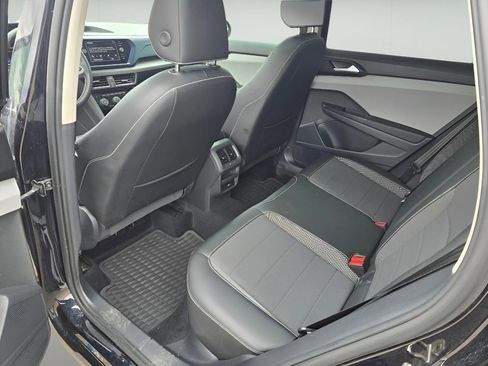 Used 2023 Volkswagen Taos SE w/ Panoramic Sunroof Package FWD image 27