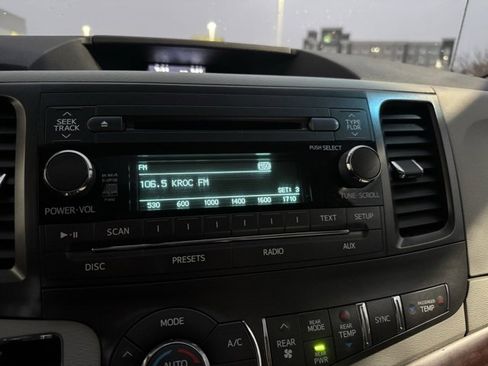 Used 2013 Toyota Sienna XLE image 3