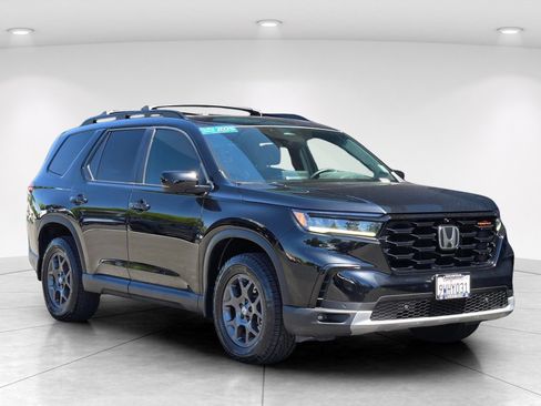 Used 2025 Honda Pilot TrailSport image 7