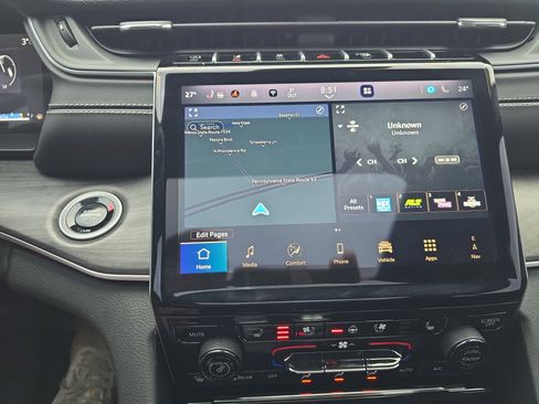 Used 2024 Jeep Grand Cherokee Limited w/ Luxury Tech Group II image 29