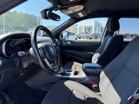 Used 2020 Jeep Grand Cherokee Laredo w/ 18" Wheel & 8.4" Radio Group image 9