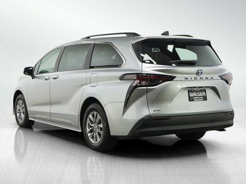 Used 2025 Toyota Sienna XLE FWD image 4