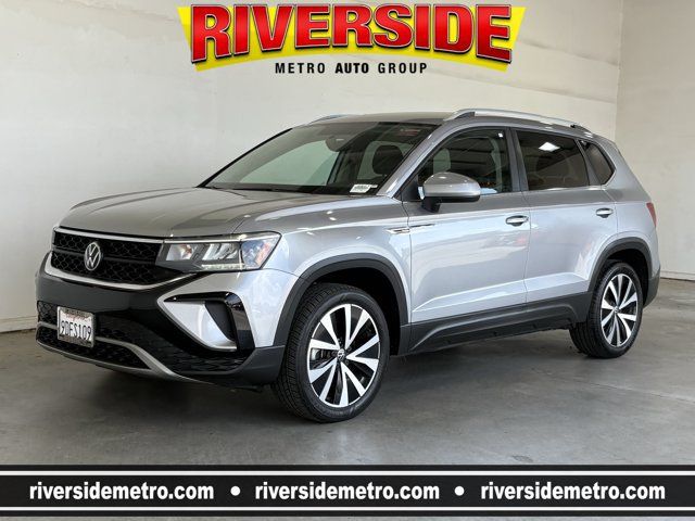 Certified 2022 Volkswagen Taos SE FWD image 1