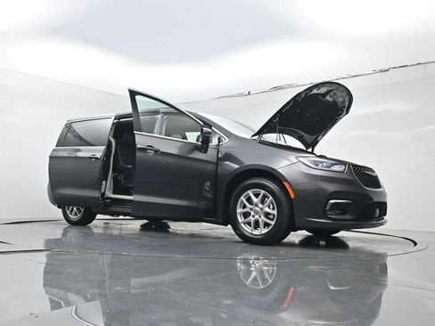 Used 2022 Chrysler Pacifica Touring-L FWD image 32