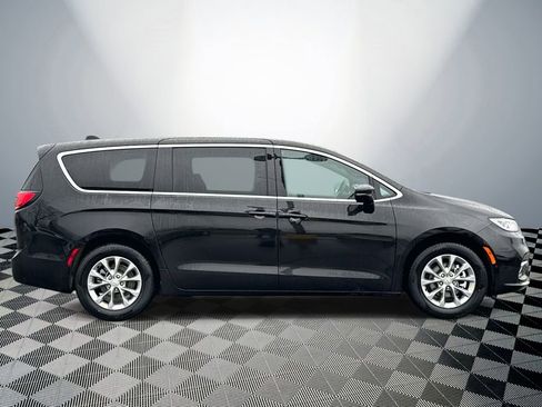 New 2026 Chrysler Pacifica Limited FWD image 6