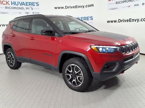 Used 2024 Jeep Compass Trailhawk w/ Trailhawk Elite Group AWD/4WD image 3